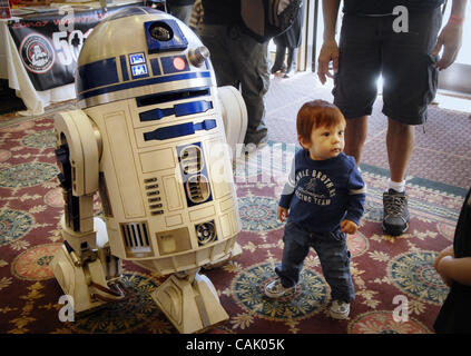 Deuxième - One-year-old Casey Stingle-McCormack répond à une R2D2 caractère à la création Entertainment de Star Trek, Battlestar Galactica et Star Wars convention à l'hôtel Doubletree à Sacramento le 28 septembre 2007. Le R2D2 fait son fameux bruits, tournoya et déplacé tout sur le hall Banque D'Images