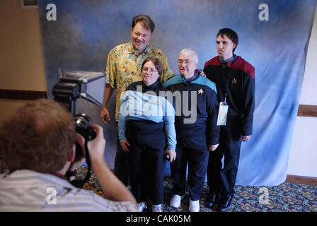 LEDE - Show manager Brian Wilson gauche, prend une photo de Jonathan Frakes, qui joue William T. Commandant Riker dans STAR TREK Next Generation, avec des ventilateurs, de gauche, Mary Taylor, sa mère Dolores Johnson et fils Jake Taylor, tout le nord de l'Ohio à la création Entertainment de Star Trek, Battlest Banque D'Images