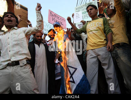 Les manifestants musulmans chiites du cachemire crier et anti-américaine et anti-Israël slogans comme ils brûlent Isreal flag lors d'une manifestation à Srinagar, la capitale d'été du Cachemire indien, 05 octobre 2007. Des dizaines de personnes dans la partie du Cachemire contrôlée a démontré vendredi à l'appui de la Palestine et burne Banque D'Images