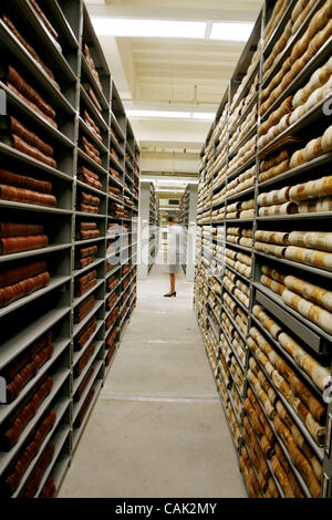 L'archiviste en chef, Nancy Zimmelman Lenoil, dirige une rare, derrière les coulisses des media tour de la California State Archives, jeudi 4 octobre 2007, pour avoir un aperçu de ce week-end portes ouvertes des Archives. Le gardien des archives, Secrétaire d'État Debra Bowen maintient l'ensemble des dossiers de Banque D'Images