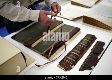 Kevin Turner, un document technique de préservation, de travaux de restauration d'un vieux livre à l'intérieur de la California State Archives, jeudi 4 octobre 2007. Le gardien des archives, Secrétaire d'État Debra Bowen maintient l'ensemble des dossiers des actes du pouvoir législatif et exécutif de stat Banque D'Images