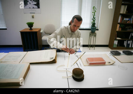 Kevin Turner, un document technique de préservation, de travaux de restauration d'un vieux livre à l'intérieur de la California State Archives, jeudi 4 octobre 2007. Le gardien des archives, Secrétaire d'État Debra Bowen maintient l'ensemble des dossiers des actes du pouvoir législatif et exécutif de stat Banque D'Images