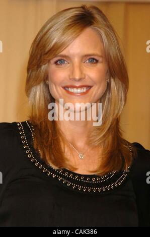 19 septembre 2007 - New York, New York, États-Unis - K54727JKRON.L'ACTRICE COURTNEY THORNE-SMITH SIGNE SON NOUVEL HOLLYWOOD ROMAN, ''l'extérieur'', en à Barnes & Noble.Barnes & Noble 46TH ST, NEW YORK New York, NY 09-19-2007. - 2007.(Image Crédit : Â© John Krondes Globe/ZUMAPRESS.com)/Photos Banque D'Images