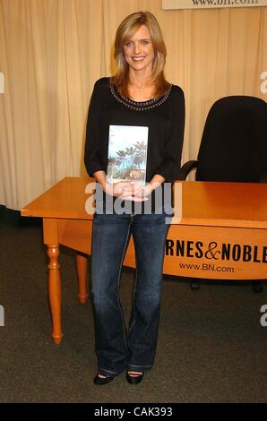 19 septembre 2007 - New York, New York, États-Unis - K54727JKRON.L'ACTRICE COURTNEY THORNE-SMITH SIGNE SON NOUVEL HOLLYWOOD ROMAN, ''l'extérieur'', en à Barnes & Noble.Barnes & Noble 46TH ST, NEW YORK New York, NY 09-19-2007. - 2007.(Image Crédit : Â© John Krondes Globe/ZUMAPRESS.com)/Photos Banque D'Images