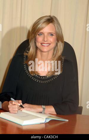 19 septembre 2007 - New York, New York, États-Unis - K54735ML.ACTRICE COURTNEY THORNE-SMITH SIGNE SON NOUVEL HOLLYWOOD ROMAN, ''l'extérieur'', en à Barnes & Noble.Barnes & Noble 46TH ST, NEW YORK New York, NY 09-19-2007. - 2007 : l'image de crédit(Â© Mitchell Levy/Photos/ZUMAPRESS.com) Globe Banque D'Images