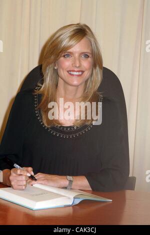 19 septembre 2007 - New York, New York, États-Unis - K54735ML.ACTRICE COURTNEY THORNE-SMITH SIGNE SON NOUVEL HOLLYWOOD ROMAN, ''l'extérieur'', en à Barnes & Noble.Barnes & Noble 46TH ST, NEW YORK New York, NY 09-19-2007. - 2007 : l'image de crédit(Â© Mitchell Levy/Photos/ZUMAPRESS.com) Globe Banque D'Images