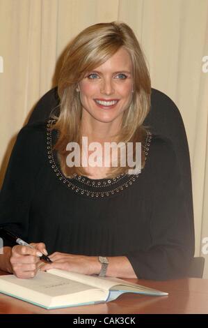 19 septembre 2007 - New York, New York, États-Unis - K54735ML.ACTRICE COURTNEY THORNE-SMITH SIGNE SON NOUVEL HOLLYWOOD ROMAN, ''l'extérieur'', en à Barnes & Noble.Barnes & Noble 46TH ST, NEW YORK New York, NY 09-19-2007. - 2007 : l'image de crédit(Â© Mitchell Levy/Photos/ZUMAPRESS.com) Globe Banque D'Images