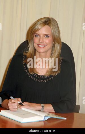 19 septembre 2007 - New York, New York, États-Unis - K54735ML.ACTRICE COURTNEY THORNE-SMITH SIGNE SON NOUVEL HOLLYWOOD ROMAN, ''l'extérieur'', en à Barnes & Noble.Barnes & Noble 46TH ST, NEW YORK New York, NY 09-19-2007. - 2007 : l'image de crédit(Â© Mitchell Levy/Photos/ZUMAPRESS.com) Globe Banque D'Images