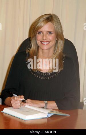 19 septembre 2007 - New York, New York, États-Unis - K54735ML.ACTRICE COURTNEY THORNE-SMITH SIGNE SON NOUVEL HOLLYWOOD ROMAN, ''l'extérieur'', en à Barnes & Noble.Barnes & Noble 46TH ST, NEW YORK New York, NY 09-19-2007. - 2007 : l'image de crédit(Â© Mitchell Levy/Photos/ZUMAPRESS.com) Globe Banque D'Images