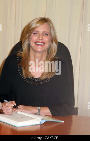 19 septembre 2007 - New York, New York, États-Unis - K54735ML.ACTRICE COURTNEY THORNE-SMITH SIGNE SON NOUVEL HOLLYWOOD ROMAN, ''l'extérieur'', en à Barnes & Noble.Barnes & Noble 46TH ST, NEW YORK New York, NY 09-19-2007. - 2007 : l'image de crédit(Â© Mitchell Levy/Photos/ZUMAPRESS.com) Globe Banque D'Images