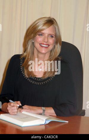 19 septembre 2007 - New York, New York, États-Unis - K54735ML.ACTRICE COURTNEY THORNE-SMITH SIGNE SON NOUVEL HOLLYWOOD ROMAN, ''l'extérieur'', en à Barnes & Noble.Barnes & Noble 46TH ST, NEW YORK New York, NY 09-19-2007. - 2007 : l'image de crédit(Â© Mitchell Levy/Photos/ZUMAPRESS.com) Globe Banque D'Images