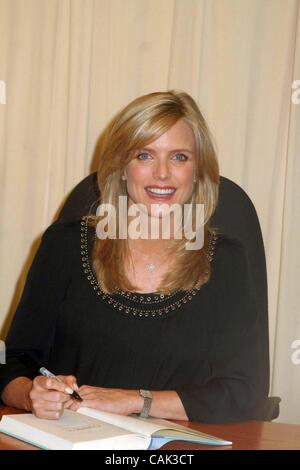 19 septembre 2007 - New York, New York, États-Unis - K54735ML.ACTRICE COURTNEY THORNE-SMITH SIGNE SON NOUVEL HOLLYWOOD ROMAN, ''l'extérieur'', en à Barnes & Noble.Barnes & Noble 46TH ST, NEW YORK New York, NY 09-19-2007. - 2007 : l'image de crédit(Â© Mitchell Levy/Photos/ZUMAPRESS.com) Globe Banque D'Images