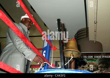 19 septembre 2007 - New York, New York, États-Unis - K54734ML.L'historique ring de boxe de Madison Square Garden EST OFFICIELLEMENT À LA RETRAITE.Madison Square Garden Mall Area, NEW YORK New York 09-19-2007. - 2007.SAMUEL PETER(Image Crédit : Â© Mitchell Levy/Photos/ZUMAPRESS.com) Globe Banque D'Images