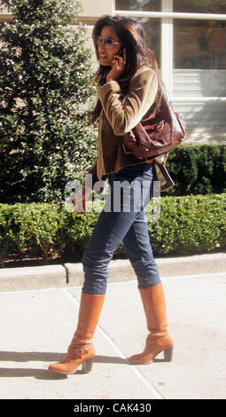 Sep 19, 2007 - New York, NY, USA - Hôte de Bravo TV's Top Chef Padma Lakshmi parle sur téléphone cellulaire tout en flânant le long de la Cinquième Avenue. (Crédit Image : © Nancy/Kaszerman ZUMA Press) Banque D'Images