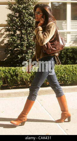 Sep 19, 2007 - New York, NY, USA - Hôte de Bravo TV's Top Chef Padma Lakshmi parle sur téléphone cellulaire tout en flânant le long de la Cinquième Avenue. (Crédit Image : © Nancy/Kaszerman ZUMA Press) Banque D'Images