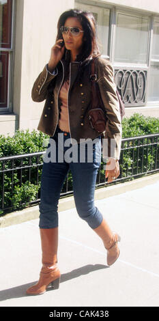 Sep 19, 2007 - New York, NY, USA - Hôte de Bravo TV's Top Chef Padma Lakshmi parle sur téléphone cellulaire tout en flânant le long de la Cinquième Avenue. (Crédit Image : © Nancy/Kaszerman ZUMA Press) Banque D'Images