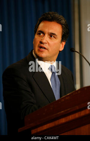 Sep 20, 2007 - New York, NY, USA - MICHAEL GARCIA, Procureur des États-Unis pour le district sud de New York, tient une conférence de presse annonçant les accusations contre Norman Hsu, 56, dans une fraude de 60 millions de dollars au bureau du procureur général. Garcia a annoncé le retrait des accusations contre Hsu Banque D'Images