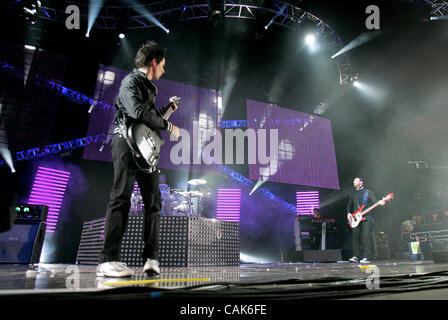 Le 22 septembre 2007, Chula Vista, Californie, États-Unis d' 2007 Scène de rue- 'MUSE' joue sur la scène du Pacifique. À gauche est chanteur/guitariste Matthew Bellamy et à la droite est bassiste CHRIS WOLSTENHOLME. À la batterie, DOMINIC HOWARD Crédit obligatoire : photo par Charlie Neuman, San Diego Union-Tribune/Zuma Pre Banque D'Images