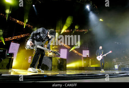 Le 22 septembre 2007, Chula Vista, Californie, États-Unis d' 2007 Scène de rue- 'MUSE' joue sur la scène du Pacifique. À gauche est chanteur/guitariste Matthew Bellamy et à la droite est bassiste CHRIS WOLSTENHOLME. À la batterie, DOMINIC HOWARD Crédit obligatoire : photo par Charlie Neuman, San Diego Union-Tribune/Zuma Pre Banque D'Images