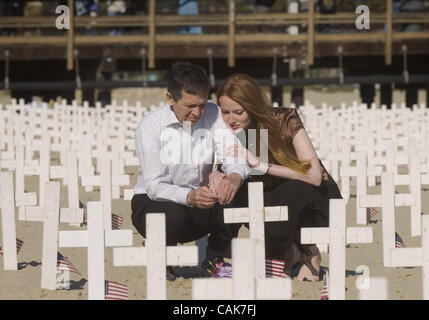 Sep 23, 2007 - Santa Barbara, CA, USA - candidat démocrate Dennis Kucinich et son épouse Elizabeth pause dimanche à Arlington West durant une campagne par rotation de la Californie. L'Arlington est un mémorial sur la plage avec une croix pour chaque membre de l'armée américaine tués en Iraq. (Credi Banque D'Images