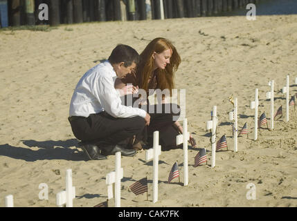 Sep 23, 2007 - Santa Barbara, CA, USA - candidat démocrate Dennis Kucinich et son épouse Elizabeth pause dimanche à Arlington West durant une campagne par rotation de la Californie. L'Arlington est un mémorial sur la plage avec une croix pour chaque membre de l'armée américaine tués en Iraq. (Credi Banque D'Images