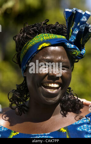 Lauréate du Prix Nobel de la paix 2004 et de l'écologiste kenyane Wangari Maathai a paru dans Parc du Capitole pour une brève cérémonie et plantation d'un chêne de la vallée. Maathai a fondé le Green Belt Movement, par lequel quelques 40 millions d'arbres ont été plantés au Kenya depuis 1977. Elle parle ce Banque D'Images