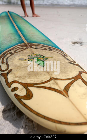 Sep 24, 2007 - Perdido Key, Floride, Etats-Unis - une jeune femme contrôle du surf comme son longboard se trouve sur la plage. (Crédit Image : © Marianna Massey Jour/ZUMA Press) Banque D'Images