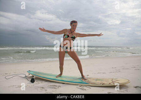 Sep 24, 2007 - Perdido Key, Floride, Etats-Unis - une jeune femme exerçant son équilibre sur son longboard à la plage. (Crédit Image : © Marianna Massey Jour/ZUMA Press) Banque D'Images