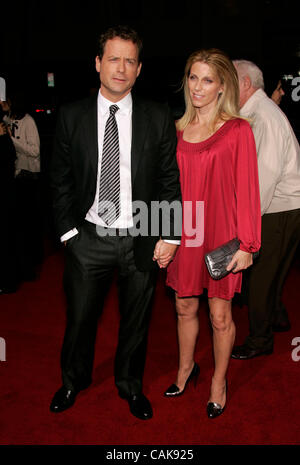 Sep 25, 2007 - Los Angeles, Californie, USA - l'Acteur Greg Kinnear & épouse Helen à la "Fête de l'amour' Los Angeles Premiere tenue à l'Academy of Motion Pictures Arts & Sciences. (Crédit Image : © Lisa O'Connor/ZUMA Press) Banque D'Images