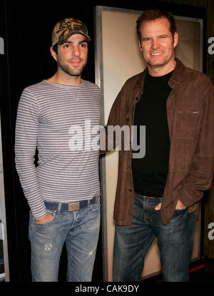 Sep 26, 2007 - Hollywood, CA, USA - Heroes cast Zachary Quinto et JACK COLEMAN à la première de son nouveau spectacle 'LA VIE' s'est tenue au restaurant Celadon à Los Angeles. (Crédit Image : © Lisa O'Connor/ZUMA Press) Banque D'Images