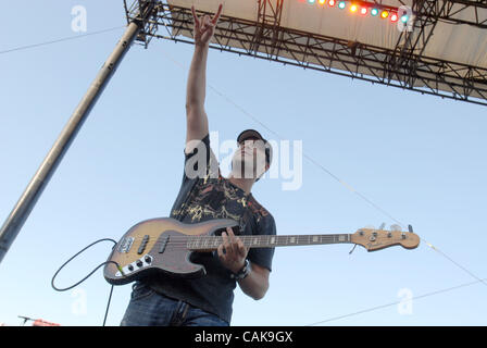 Au 28 septembre 2007 Nashville, Tennessee, USA, le guitariste basse PATRICK BOURQUE anciennement du groupe Emerson Drive est décédé à l'âge de 29 ans à Montréal, au Canada. Depuis 4 ans il a fait une tournée en tant que membre du groupe Emerson Drive et tout récemment quitté le groupe un peu plus d'un mois et résidant à h Banque D'Images