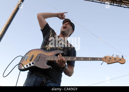 Au 28 septembre 2007 Nashville, Tennessee, USA, le guitariste basse PATRICK BOURQUE anciennement du groupe Emerson Drive est décédé à l'âge de 29 ans à Montréal, au Canada. Depuis 4 ans il a fait une tournée en tant que membre du groupe Emerson Drive et tout récemment quitté le groupe un peu plus d'un mois et résidant à h Banque D'Images