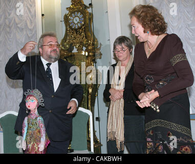 La duchesse Diane de Wurtemberg (Princesse Diane Françoise Maria da Gloria d'Orléans)devient patronne de l'Institut Smolny des arts et des sciences de Saint-Pétersbourg, Russie. Banque D'Images