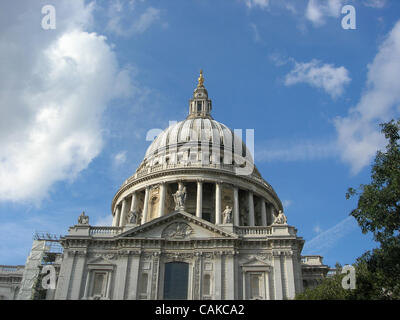 Sep 14, 2007 - Londres, Angleterre, Royaume-Uni - St Paul's Anglican Cathedral sur Ludgate Hill dans la ville de Londres, en Angleterre, est le siège de l'évêque de Londres. Le bâtiment actuel, qui a été conçu par Christopher Wren date de la fin du 17e siècle, et a été achevé en 1708. Il siège à Londres, la capita Banque D'Images