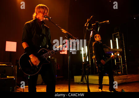 Jouer Interpol Madison Square Garden le 14 septembre 2007. Julian Paul Banks - chant et guitare Carlos Dengler -bass Banque D'Images