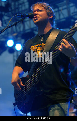 15 septembre 2007, Austin, TX, États-Unis d'Amérique, le bassiste Matt WIEDEMANN de la bande Cross Canadian Ragweed effectue live at the 2007 Austin City Limits Music Festival qui a eu lieu à Zilker Park situé à Austin. Copyright 2007 Jason Moore. Crédit obligatoire : Jason Moore Banque D'Images