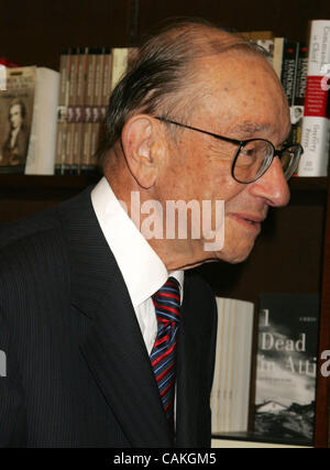 Sep 17, 2007 - New York, NY, USA - Ancien président de la Réserve fédérale Alan Greenspan fait la promotion de son nouveau livre "L'âge de Turbulence : Adventures in a New World' tenue à Barnes et Noble Union Square. (Crédit Image : © Nancy/Kaszerman ZUMA Press) Banque D'Images