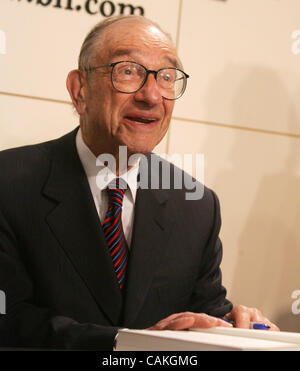 Sep 17, 2007 - New York, NY, USA - Ancien président de la Réserve fédérale Alan Greenspan fait la promotion de son nouveau livre "L'âge de Turbulence : Adventures in a New World' tenue à Barnes et Noble Union Square. (Crédit Image : © Nancy/Kaszerman ZUMA Press) Banque D'Images