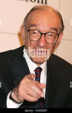 Sep 17, 2007 - New York, NY, USA - Ancien président de la Réserve fédérale Alan Greenspan fait la promotion de son nouveau livre "L'âge de Turbulence : Adventures in a New World' tenue à Barnes et Noble Union Square. (Crédit Image : © Nancy/Kaszerman ZUMA Press) Banque D'Images