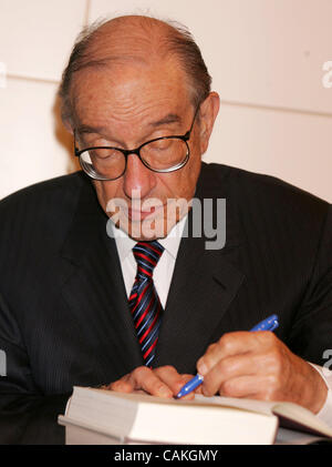 Sep 17, 2007 - New York, NY, USA - Ancien président de la Réserve fédérale Alan Greenspan fait la promotion de son nouveau livre "L'âge de Turbulence : Adventures in a New World' tenue à Barnes et Noble Union Square. (Crédit Image : © Nancy/Kaszerman ZUMA Press) Banque D'Images