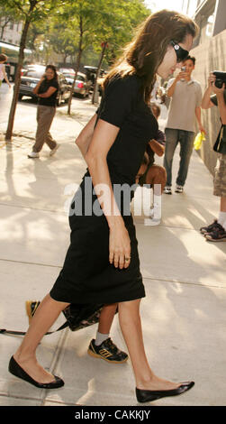 07 sept., 2007 - New York, NY, USA - Actrice ANGELINA JOLIE prend son fils Maddox jolie-pitt à l'école au Lycée Francais de New York . (Crédit Image : © Nancy/Kaszerman ZUMA Press) Banque D'Images