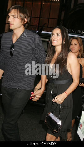 Sep 08, 2007 - New York, NY, USA - Acteurs ASHTON KUTCHER ET DEMI MOORE arrivent à le montrer au printemps 2008 Collections tenue à Bryant Park. (Crédit Image : © Nancy/Kaszerman ZUMA Press) Banque D'Images