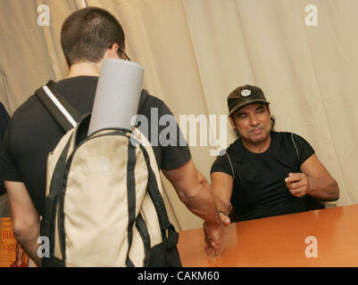 Sep 08, 2007 - New York, NY, USA - l'auto-proclamé 'Yogi aux étoiles' Bikram Choudhury fait la promotion de son nouveau livre 'Bikram Yoga' sur la 5e Avenue. Bikram Yoga également connu sous le nom de 'Hot Yoga est pratiqué pendant 90 minutes dans une pièce chauffée à 105 degrés. Bikram Choudhury a son protégé par le yoga po Banque D'Images