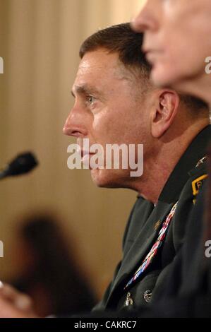 10 septembre 2007 - Washington, District of Columbia, États-Unis - Général David Petraeus et l'Ambassadeur Ryan Crocker témoigner devant le Congrès à propos de l'évolution de la guerre en Irak..Washington, D.C., 09-10-2007. - - J12233CB(Image Crédit : © Christy Bowe/Photos/ZUMAPRESS.com) Globe Banque D'Images