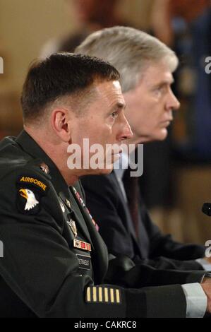 10 septembre 2007 - Washington, District of Columbia, États-Unis - Général David Petraeus et l'Ambassadeur Ryan Crocker témoigner devant le Congrès à propos de l'évolution de la guerre en Irak..Washington, D.C., 09-10-2007. - - J12233CB(Image Crédit : © Christy Bowe/Photos/ZUMAPRESS.com) Globe Banque D'Images