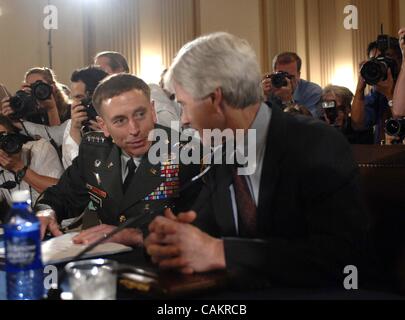 10 septembre 2007 - Washington, District of Columbia, États-Unis - Général David Petraeus et l'Ambassadeur Ryan Crocker témoigner devant le Congrès à propos de l'évolution de la guerre en Irak..Washington, D.C., 09-10-2007. - - J12233CB(Image Crédit : © Christy Bowe/Photos/ZUMAPRESS.com) Globe Banque D'Images