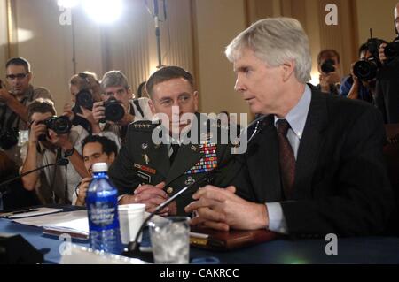 10 septembre 2007 - Washington, District of Columbia, États-Unis - Général David Petraeus et l'Ambassadeur Ryan Crocker témoigner devant le Congrès à propos de l'évolution de la guerre en Irak..Washington, D.C., 09-10-2007. - - J12233CB(Image Crédit : © Christy Bowe/Photos/ZUMAPRESS.com) Globe Banque D'Images