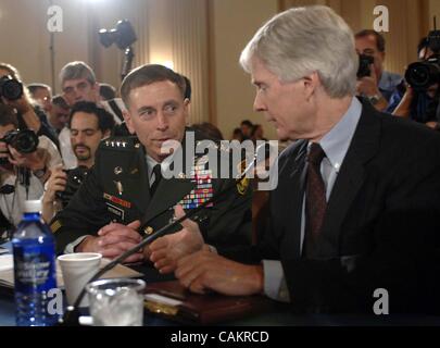 10 septembre 2007 - Washington, District of Columbia, États-Unis - Général David Petraeus et l'Ambassadeur Ryan Crocker témoigner devant le Congrès à propos de l'évolution de la guerre en Irak..Washington, D.C., 09-10-2007. - - J12233CB(Image Crédit : © Christy Bowe/Photos/ZUMAPRESS.com) Globe Banque D'Images