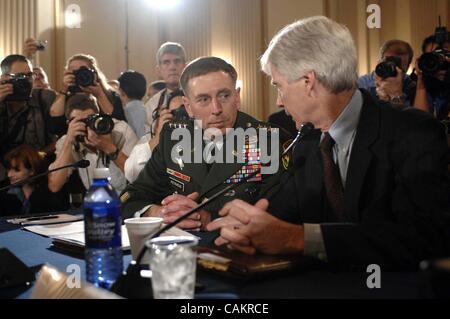 10 septembre 2007 - Washington, District of Columbia, États-Unis - Général David Petraeus et l'Ambassadeur Ryan Crocker témoigner devant le Congrès à propos de l'évolution de la guerre en Irak..Washington, D.C., 09-10-2007. - - J12233CB(Image Crédit : © Christy Bowe/Photos/ZUMAPRESS.com) Globe Banque D'Images