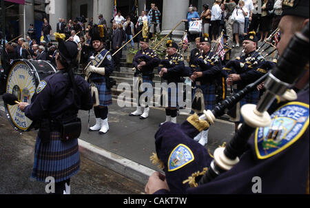 L'Autorité portuaire de New York & NJ tuyau et drum corps. jouer à l'Autorité portuaire de New York & NJ Service commémoratif pour les personnes tuées dans les attentats du World Trade Center sur les 11 septembre 2001 et 26 février 1993, tenue à l'église de Saint - Pierre. Banque D'Images